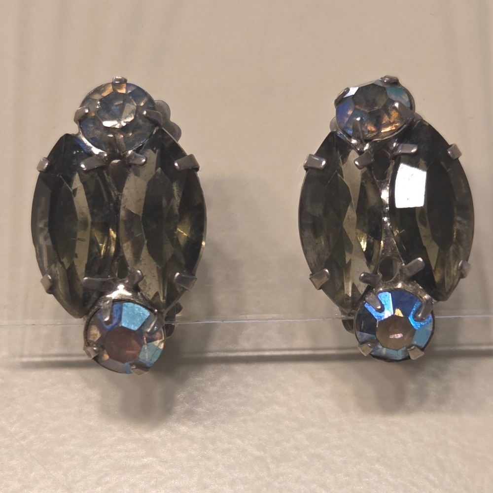 Vintage Smoky Grey Rhinestone Aurora Borealis Clip On Earrings Silver Tone 1in
